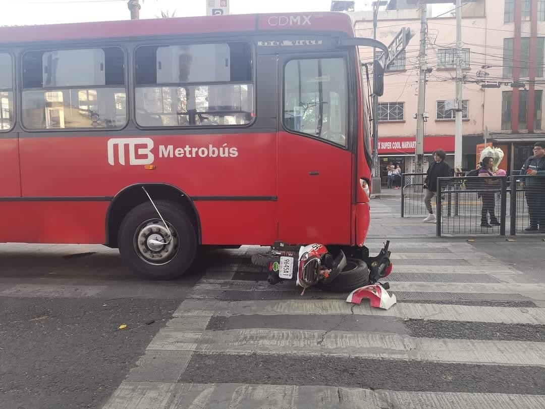 Protagonizan choque Metrobús y motocicleta en la Doctores