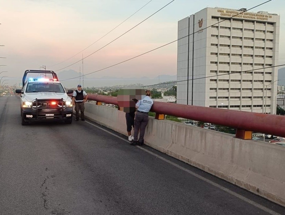 Evita policía que mujer se aviente de puente en Monterrey