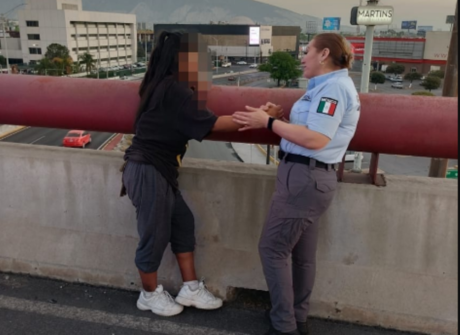 Mujer amenaza con tirarse de puente de Ecovía; policías de Monterrey la rescatan