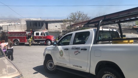 Rescatan a familia de incendio en Lomas de Aztlan