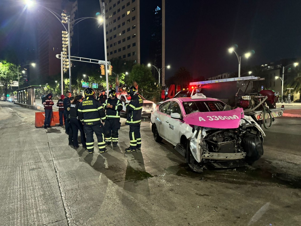 Camión de carga arrolla taxi, iba a exceso de velocidad en Paseo de la Reforma