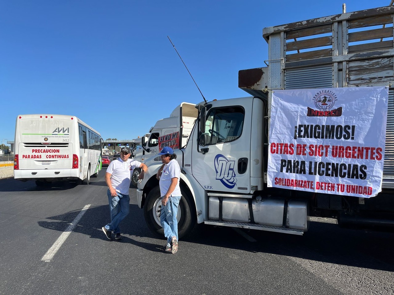 Transportistas se manifiestan en la México-Querétaro - POSTA Estado de  México