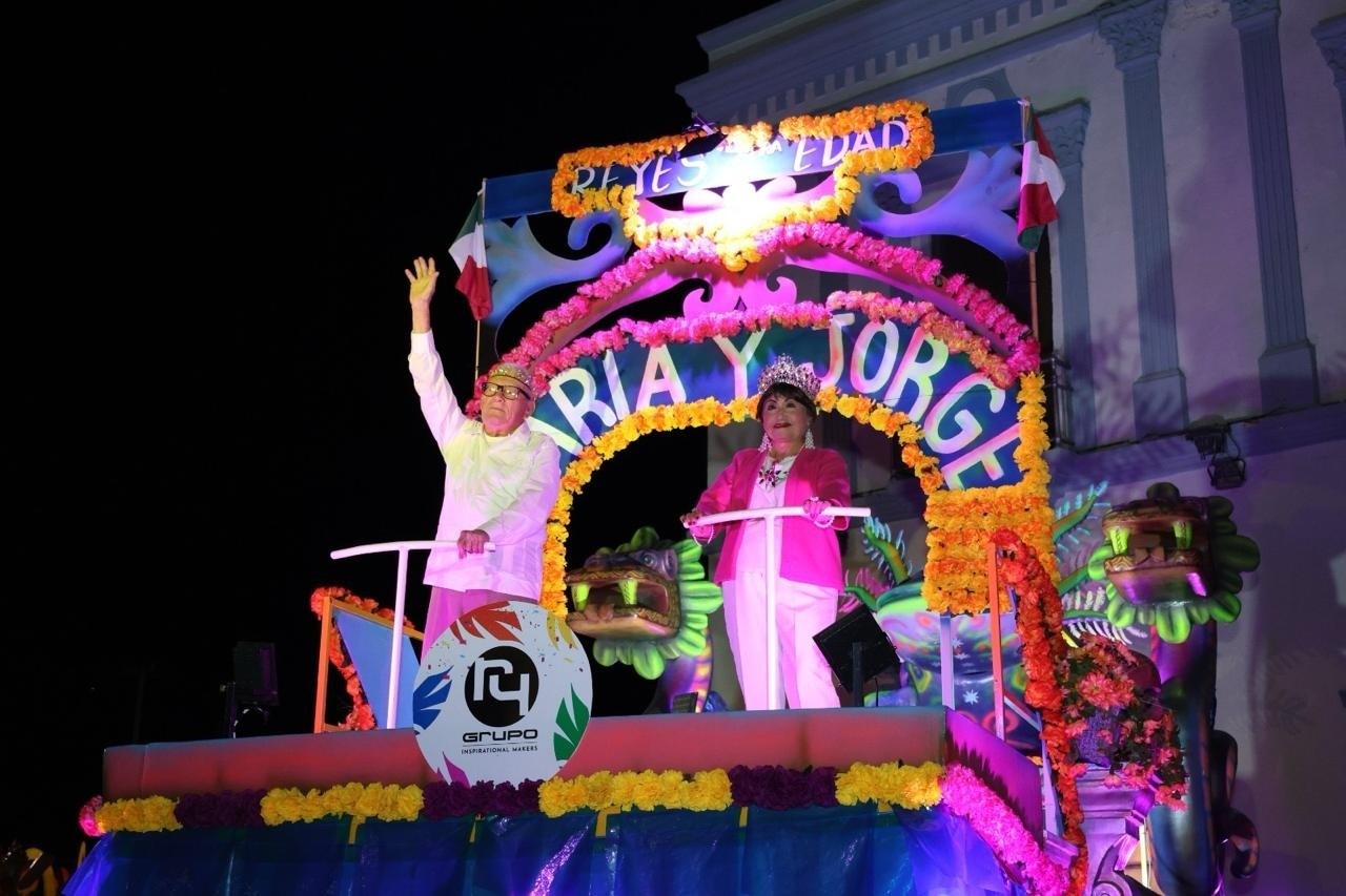 Presentan carros alegóricos del carnaval de Progreso