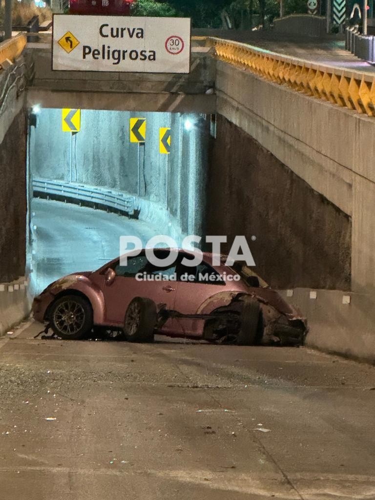 Chocan su auto y lo abandonan en túnel vehicular de la Benito Juárez. Foto: Ramón Ramírez