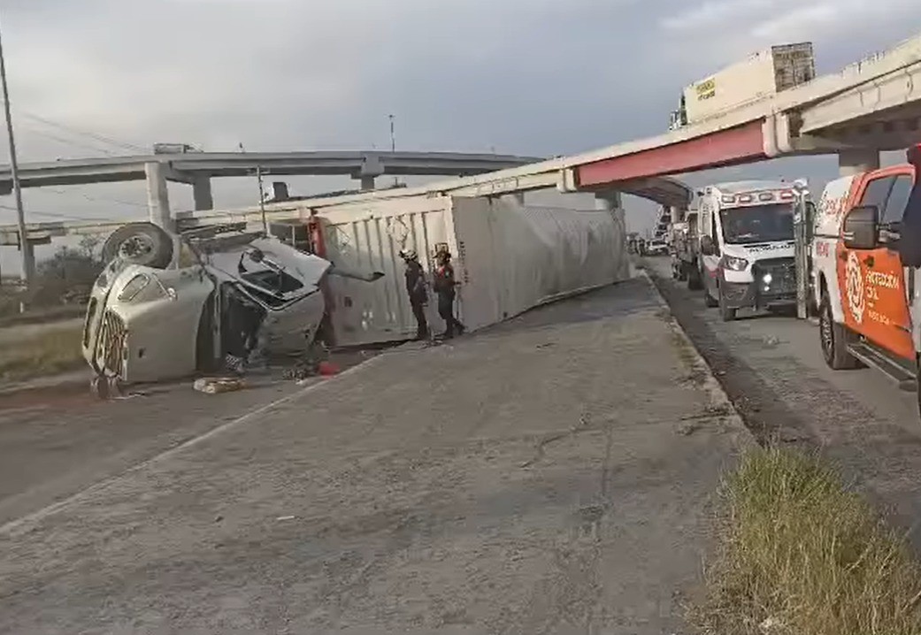 Muere conductor tras volcadura en Salinas Victoria