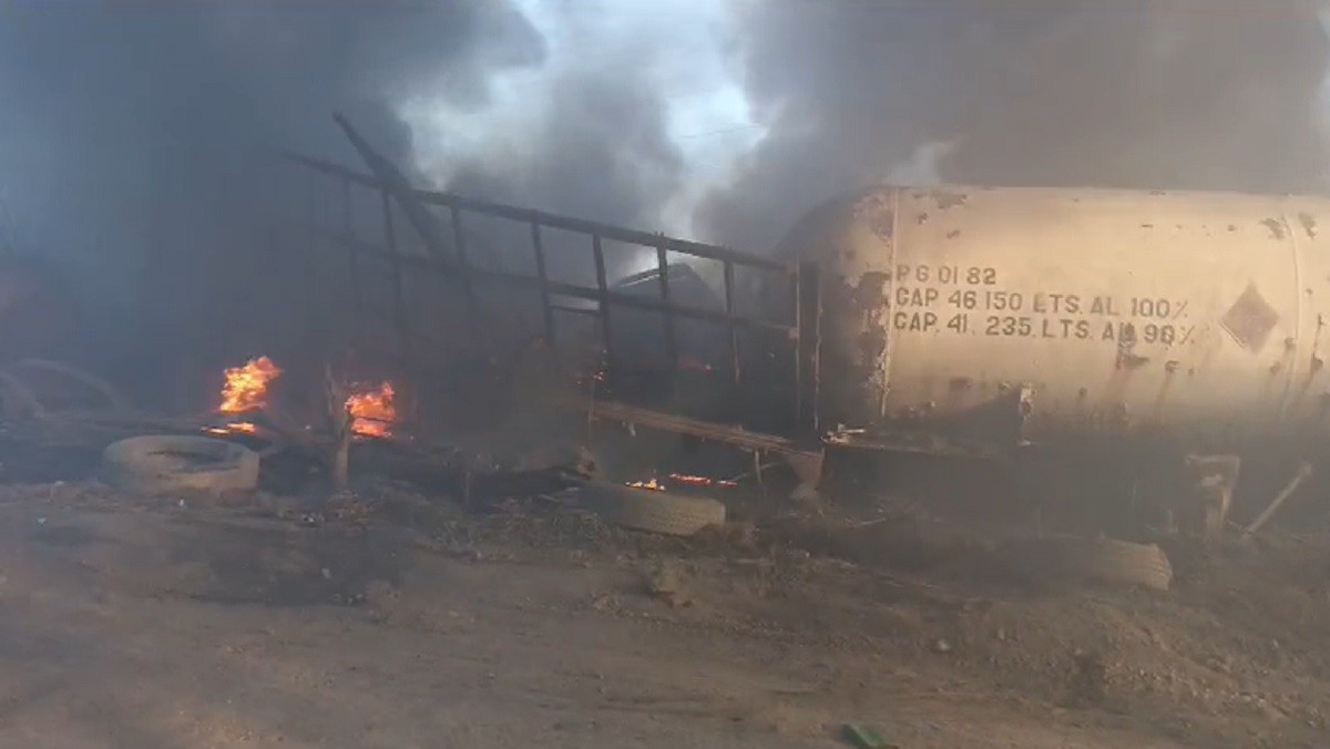 Se incendia caja de tráiler en corralón de El Carmen, Nuevo León