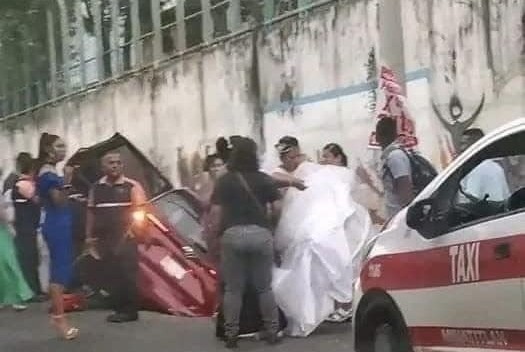 Novia llega a boda en taxi tras caer auto en aguas residuales