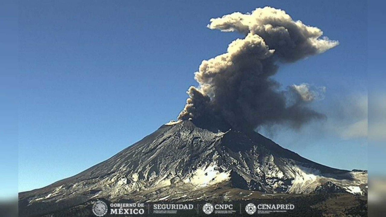 Sigue muy activo el Popocatépetl, lanza exhalación de dos kilómetros (VIDEO)