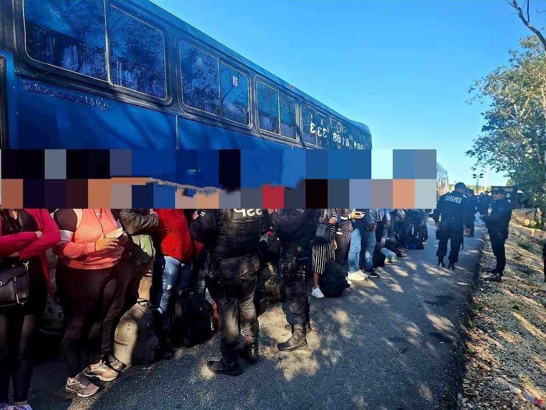 Detienen a más de 150 migrantes en dos autobuses en la autopista Mérida-Cancún