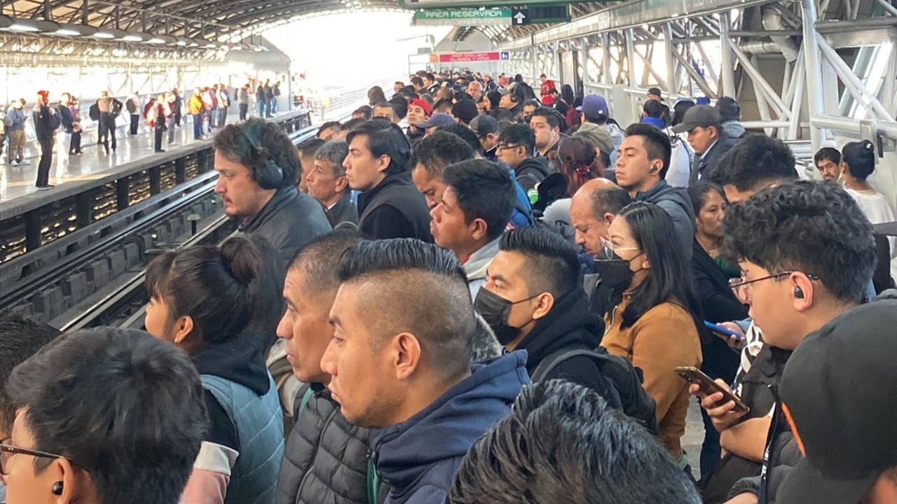 Otra vez la Línea B del Metro, se registran esperas de hasta 30 minutos. Foto: @19Esv