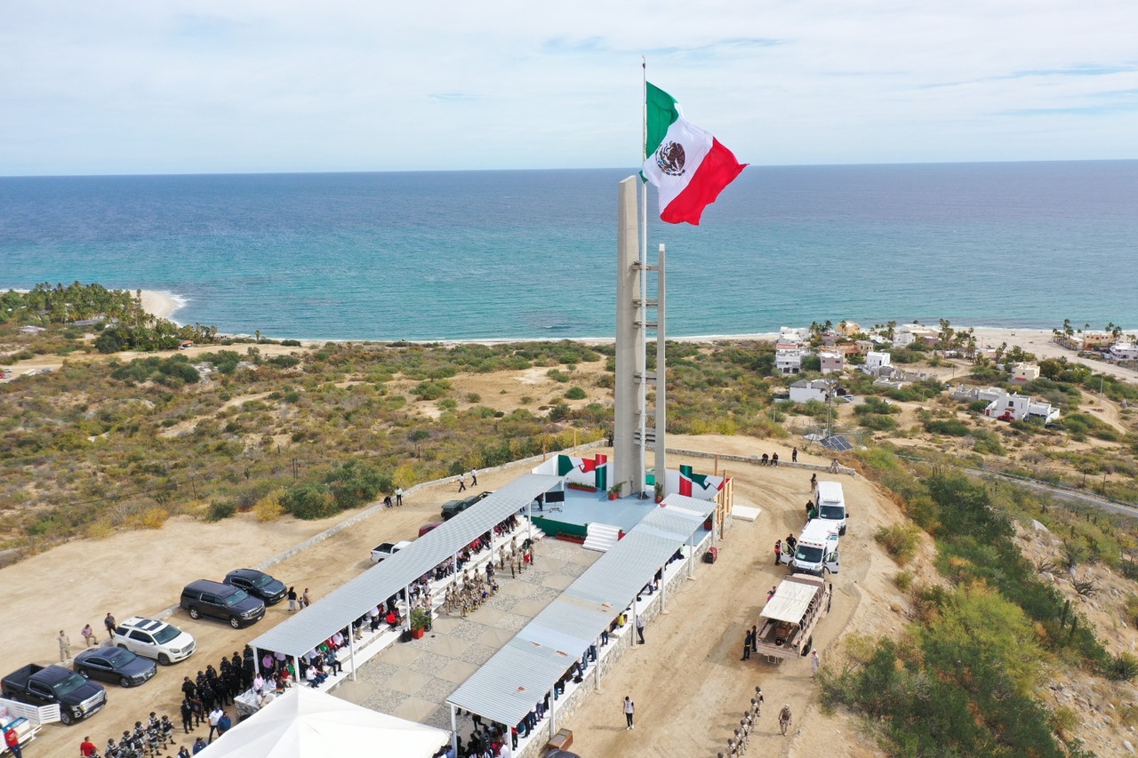 Ceremonia solemne en Los Cabos por el Día de la Bandera