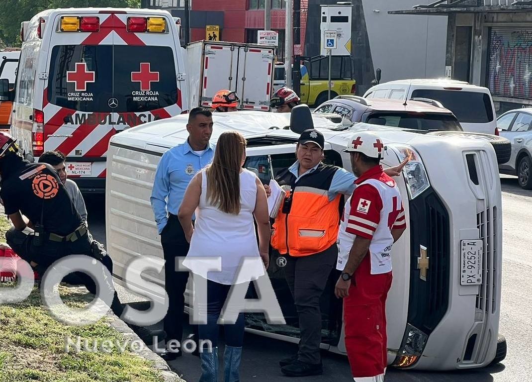 Volcadura deja tres heridos en centro de Monterrey