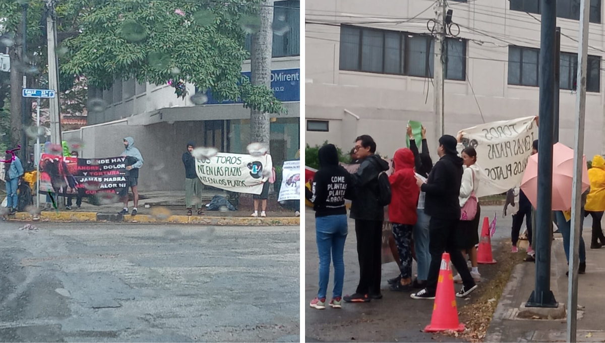 Antitaurinos se manifiestan bajo la lluvia frente a la Plaza de Toros Mérida