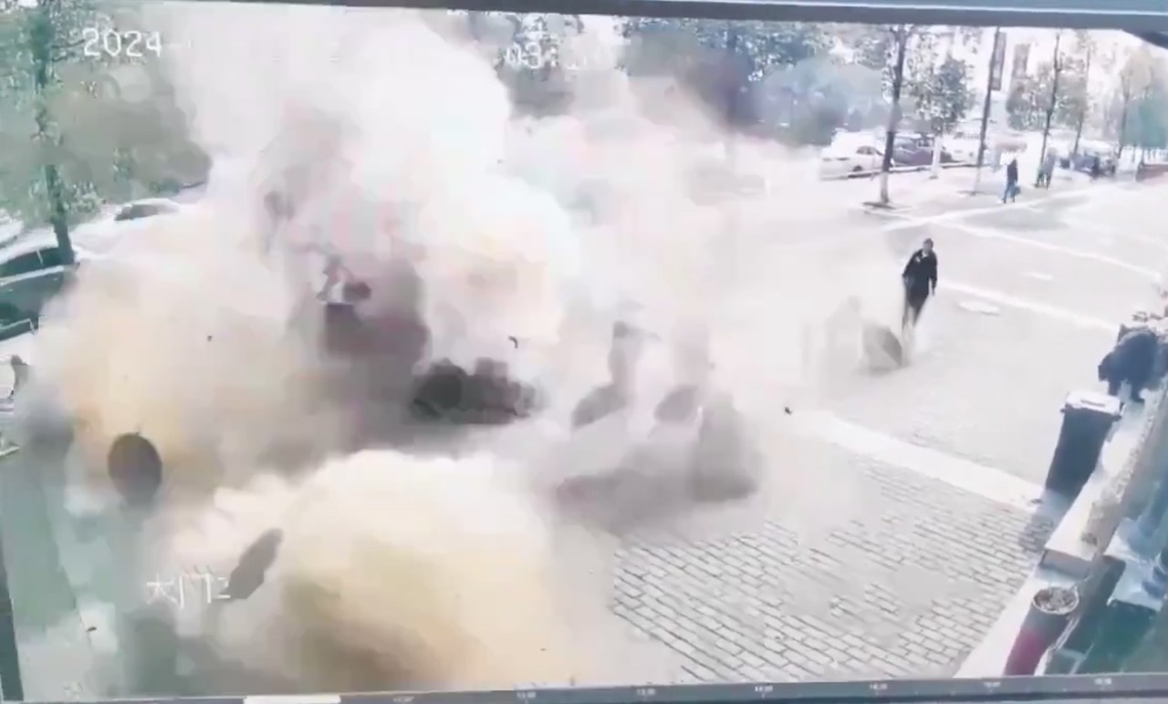 Explosión en China: niños jugaban con petardos en alcantarillas (VIDEO)