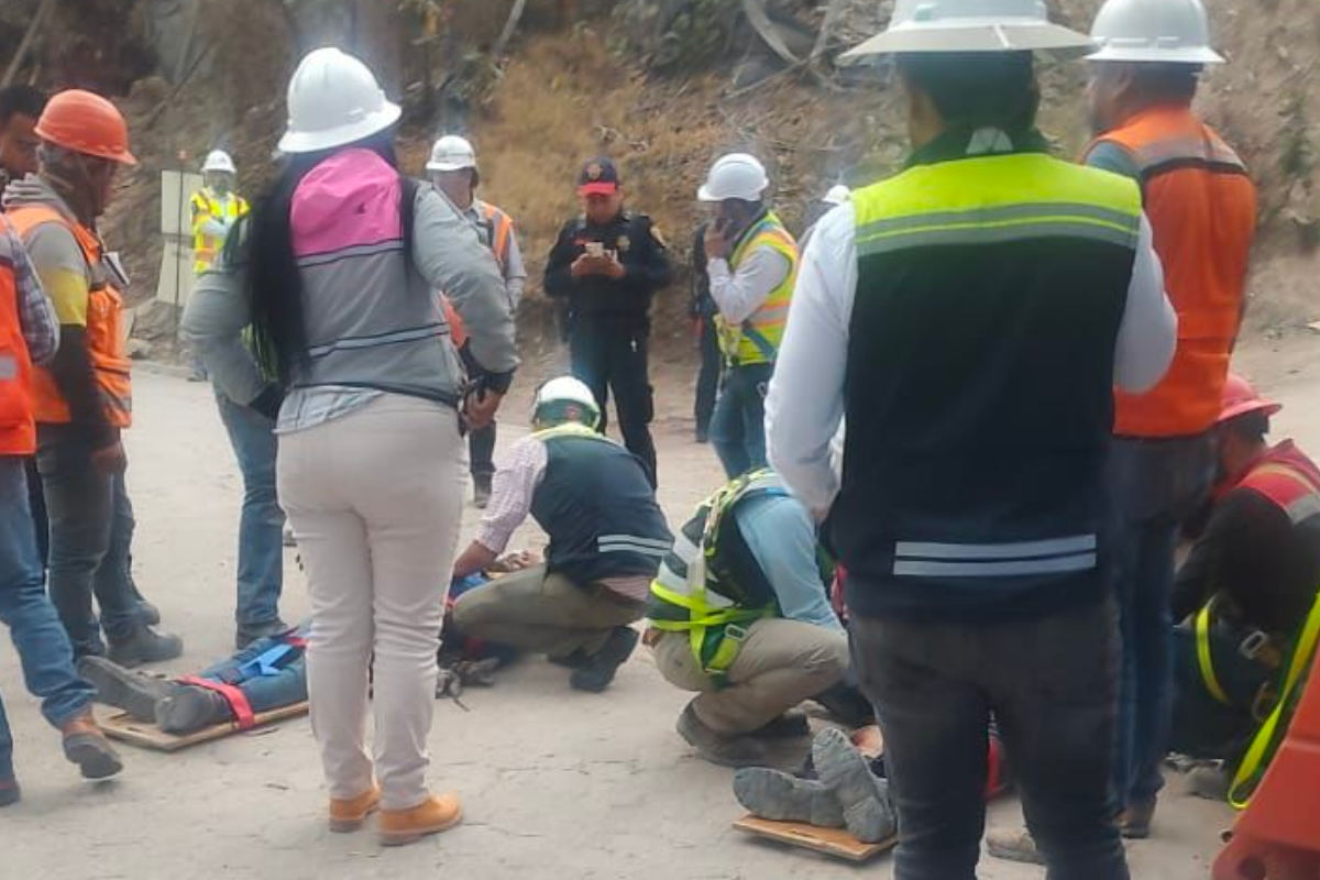 Caen dos trabajadores de obra en la construcción del Tren Interurbano, murió uno. Foto: Ramón Ramírez