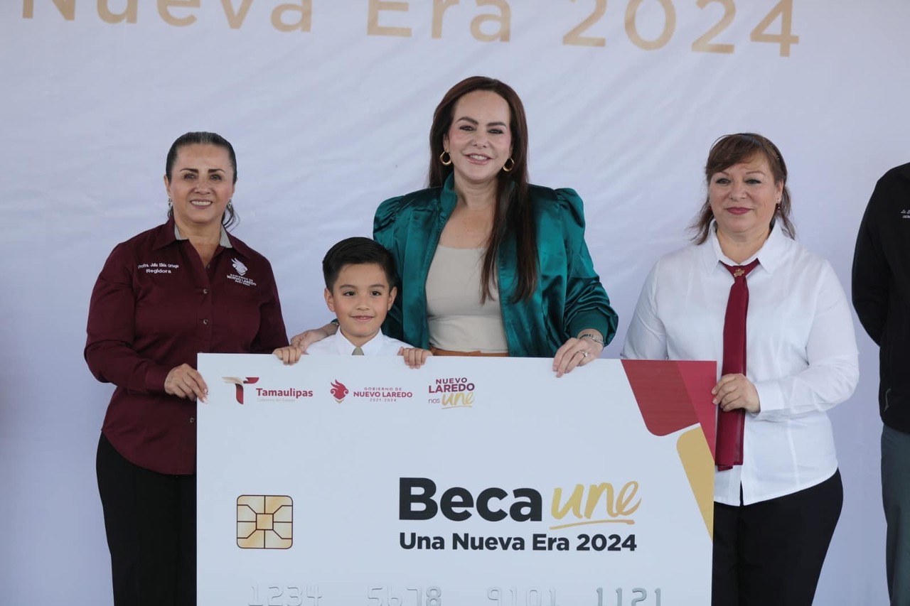 La alcaldesa Carmen Lilia Canturosas entrega becas une Una Nueva Era 2024