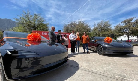 Jesús Nava entrega autos Tesla a ganadores del sorteo por pagar predial