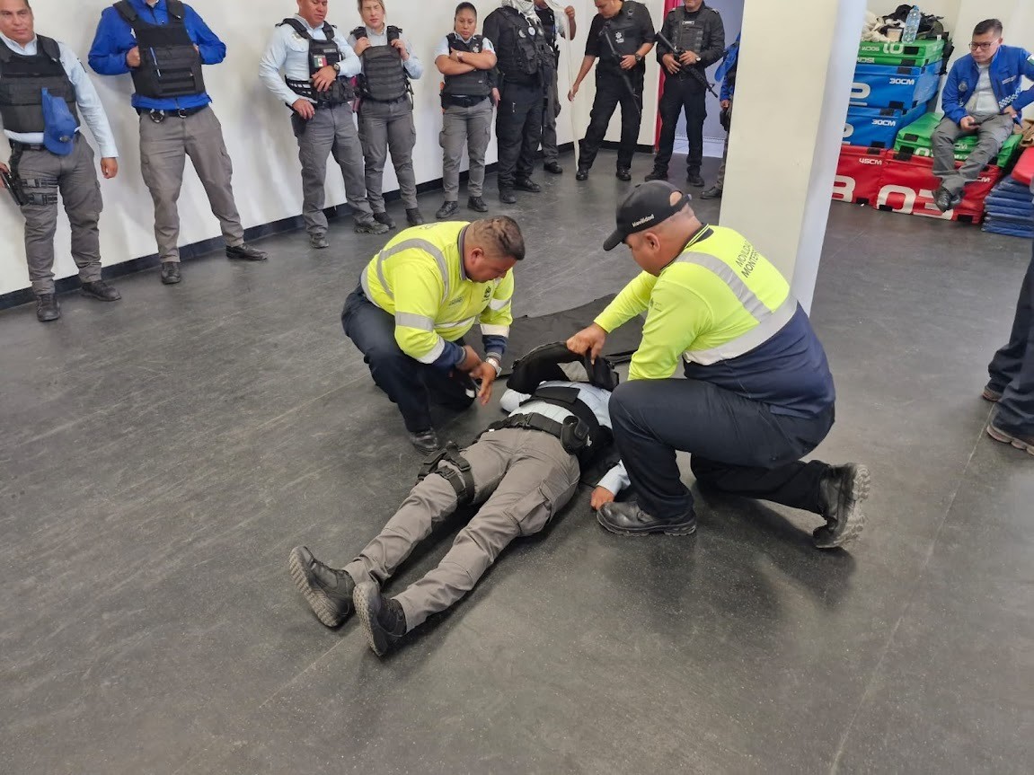 350 policías de Monterrey toman curso de primeros auxilios de combate