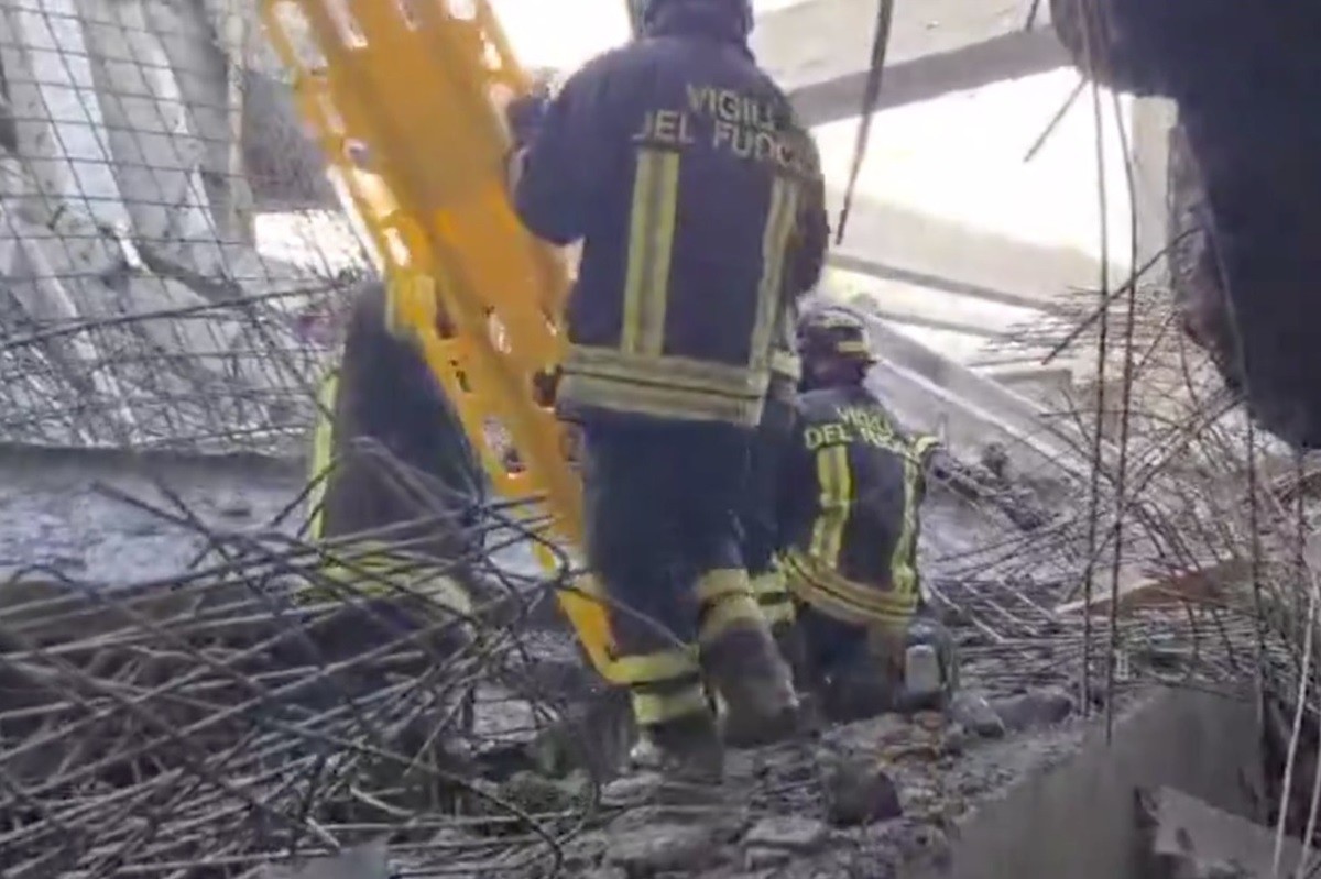 Derrumbe en construcción de supermercado en Italia deja 3 muertos