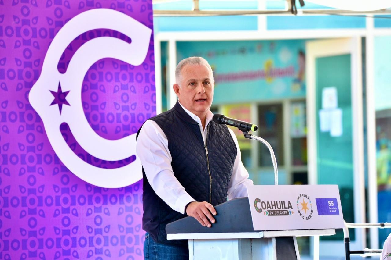 Entrega alcalde Román Cepeda sillas de ruedas y apoyos en Torreón