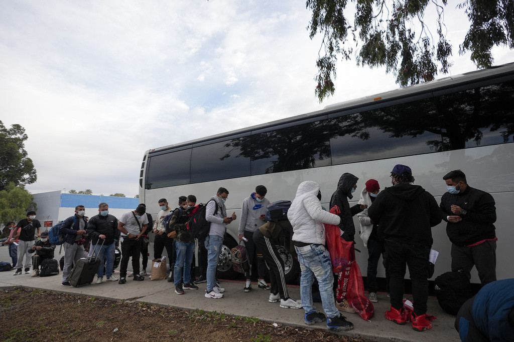 Migrantes en apuros: La Patrulla Fronteriza deja a cientos en parada de autobús de San Diego