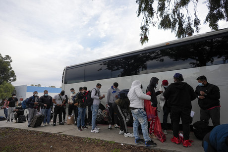 Migrantes en apuros: La Patrulla Fronteriza deja a cientos en parada de autobús de San Diego