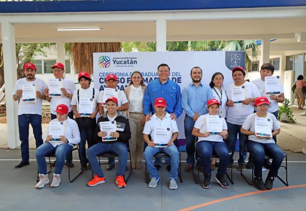 Los jóvenes aprenden distintas partes de las labores como atender clientes, acomodar mercancía y limpieza, entre otras Fotos: Héctor Guarepo