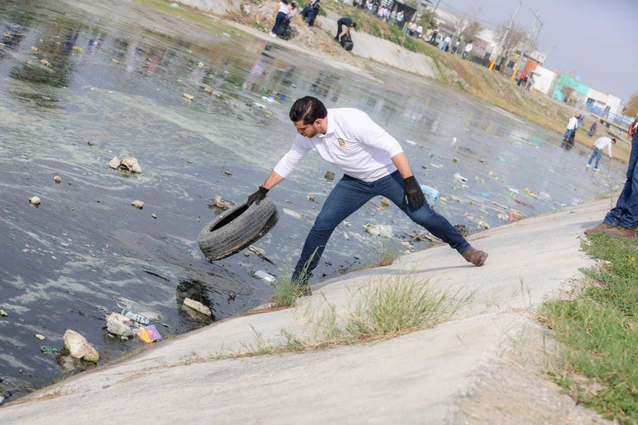 La campaña de limpieza en el canalón no solo contribuyó a mejorar el espacio público, sino que también ayudó a prevenir posibles problemas de salud.