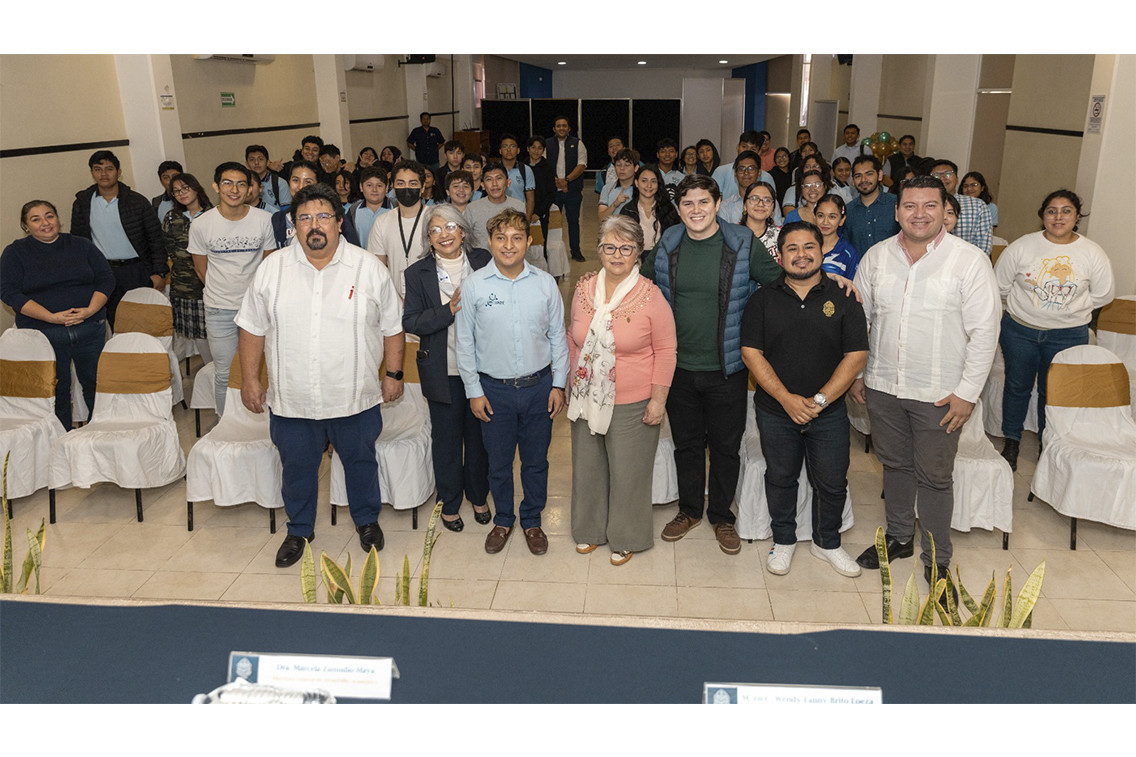 Autoridades de la Facultad de Química de la Uady invitaron a asistir al IV Festival de la Química, que se realiza en las instalaciones universitarias.- Foto de la Uady