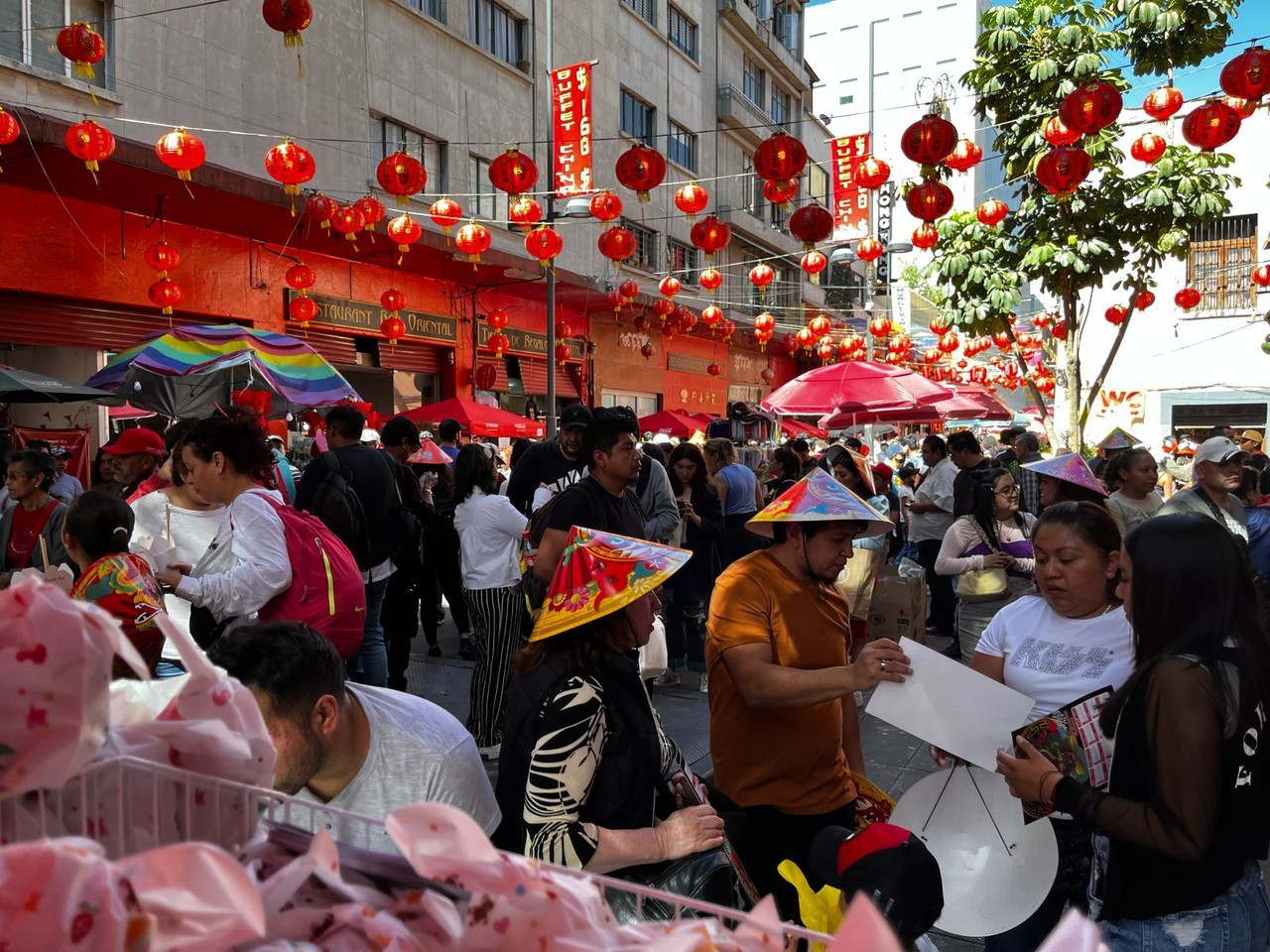 Celebrando el Año Nuevo Chino, los chilangos le ponen sabor a la fiesta. Foto y video: Omar Gómez