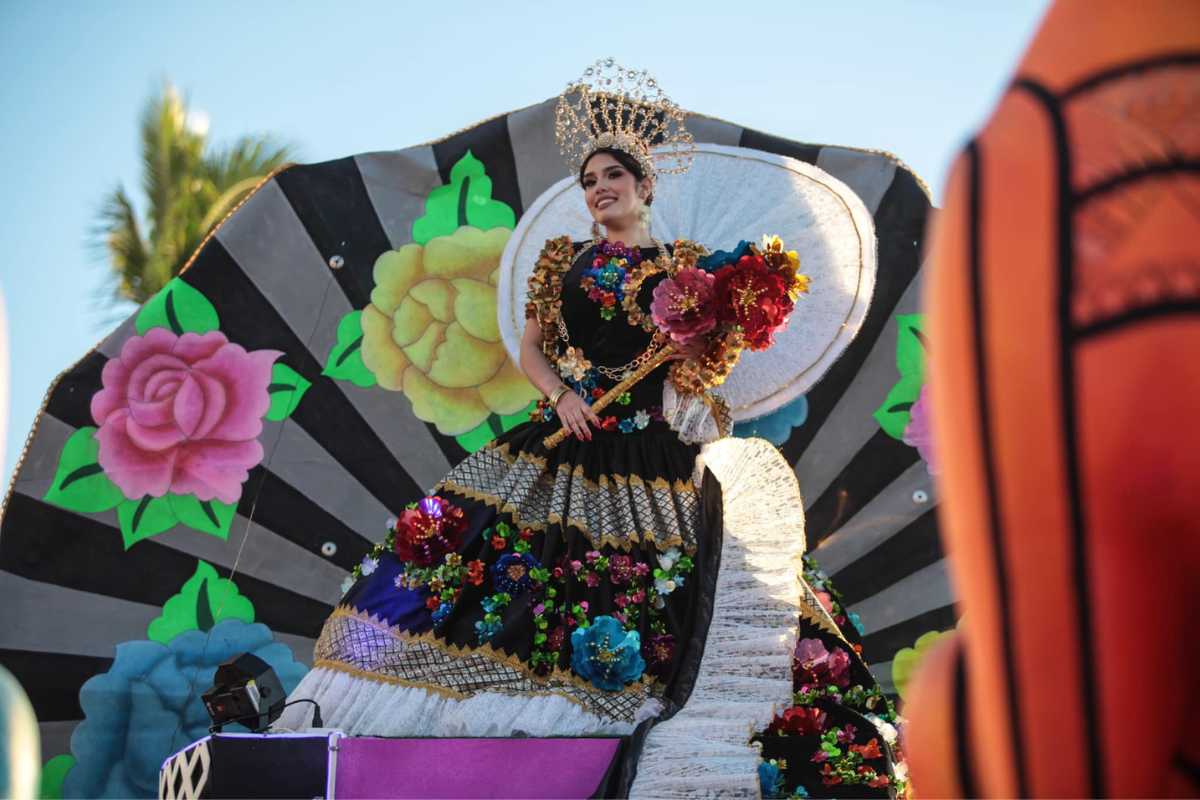 Fernanda I encabeza el desfile del Carnaval La Paz. Foto: Facebook Carnaval La Paz