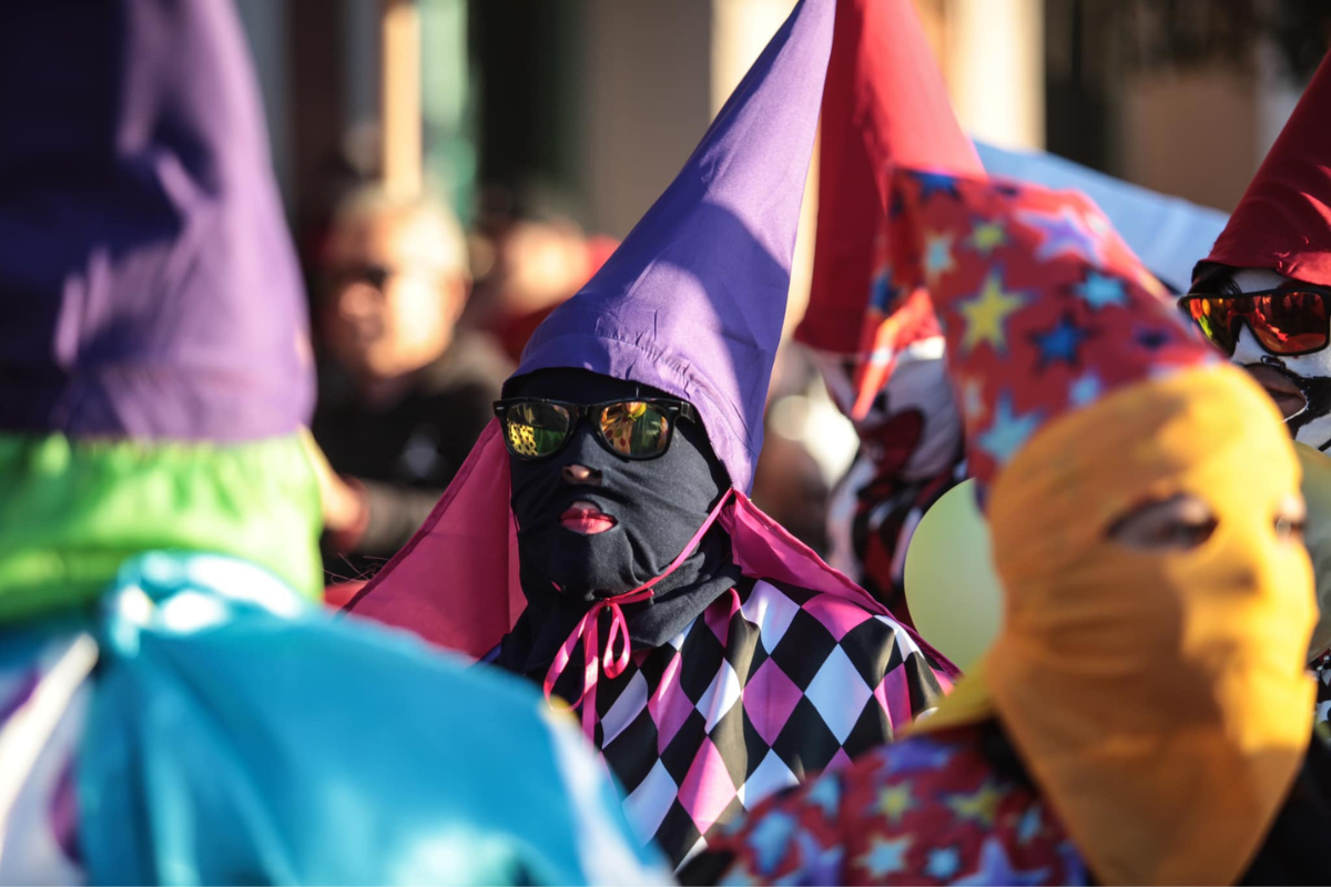 Mascaritas ponen el ambiente en el desfile. Foto: Facebook Carnaval La Paz