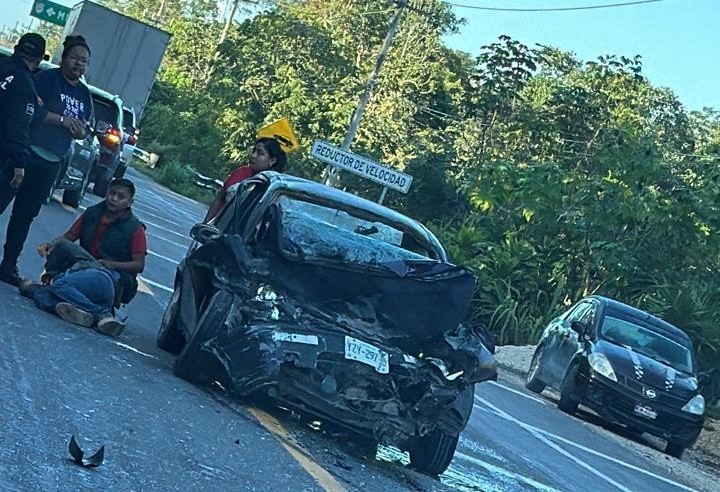 Nuevo accidente en la vía a Tulum: un auto de Yucatán involucrado