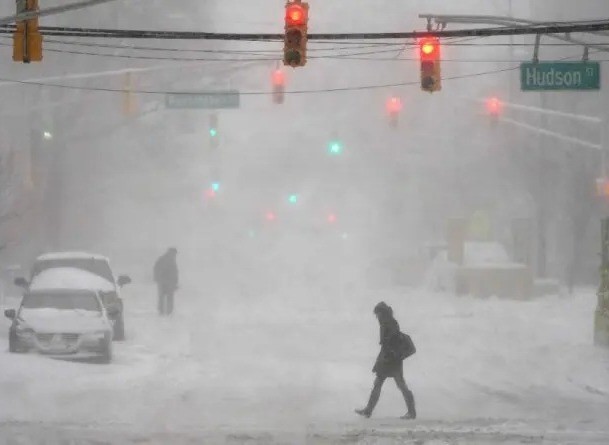 Mega tormenta invernal deja sin vuelos ni escuelas a Nueva York