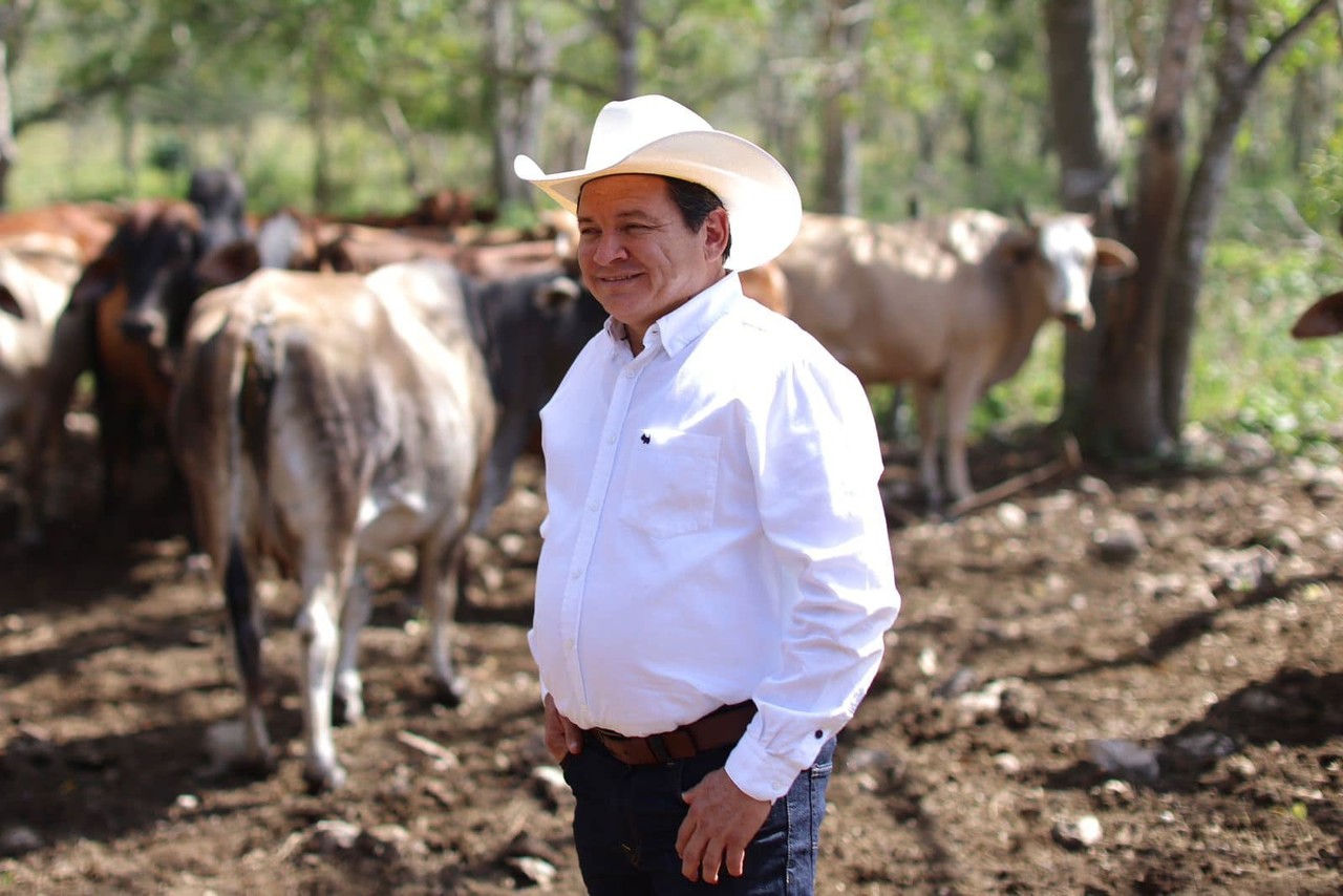 Joaquín Díaz Mena sufre accidente en su rancho, se fracturó el brazo