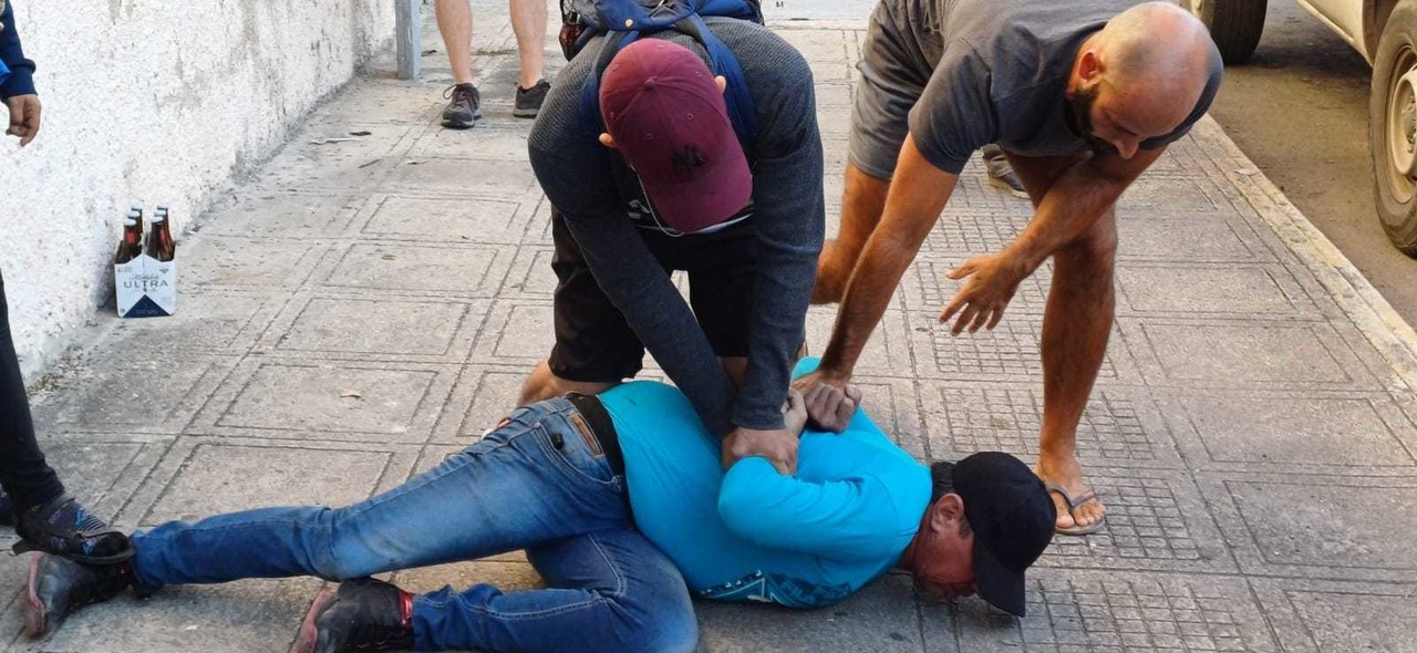 Evitan robo en calles de Mérida: vecinos detienen al sujeto