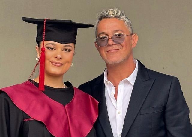 Alejandro Sanz sorprende a su hija en su graduación Foto: Instagram
