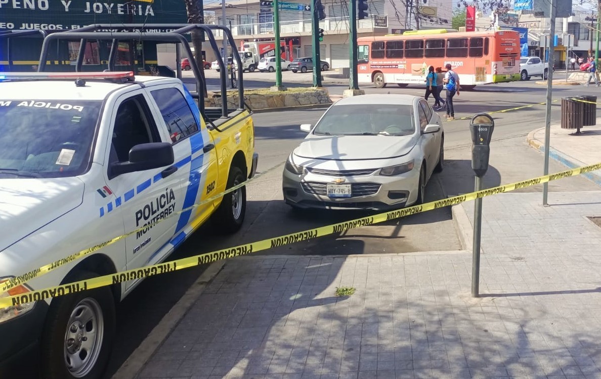 Policías recuperan auto robado con placas falsas en centro de Monterrey