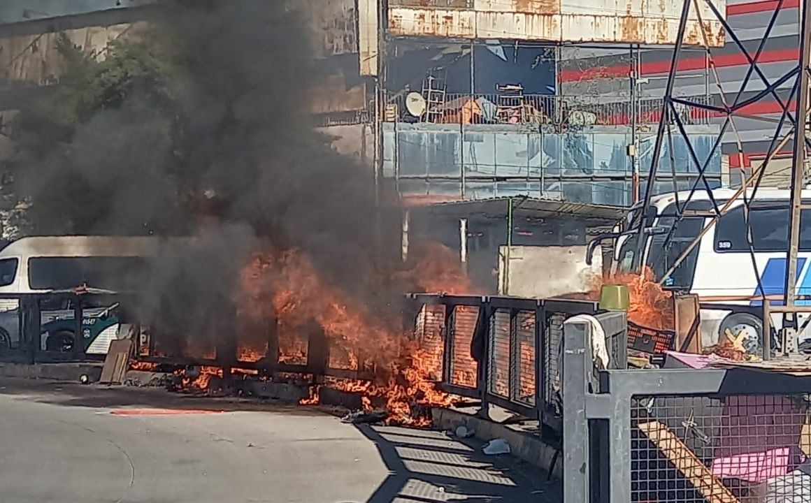 Arde basurero clandestino en Metro La Raza; no hay lesionados