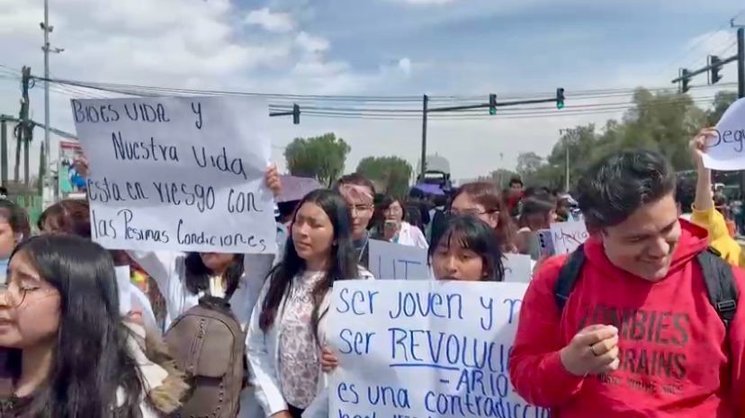 Bloquean carretera estudiantes de UTTecámac: Denuncian condiciones precarias