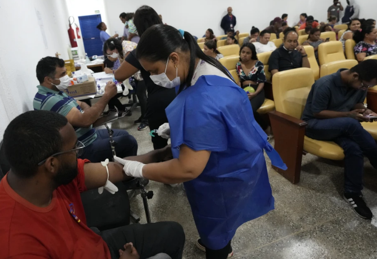 Personas enfermas de dengue reciben atención en una clínica provisional en el vecindario de Santa María, en Brasilia, Brasil, el 23 de enero de 2024. (Foto AP /Eraldo Peres)
