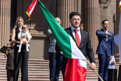 Samuel García destaca significado de la bandera mexicana en ceremonia cívica