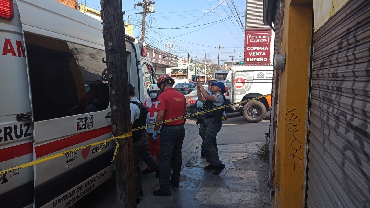 El herido fue trasladado por paramérdicos de la Cruz Roja al Hospital Universitario para su atención médica. Foto: Protección Civil de Monterrey