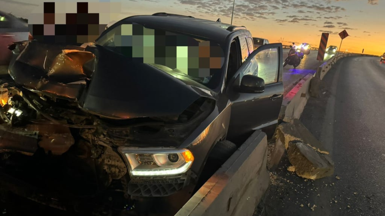 Detienen a joven ebrio tras impactar contra puente vehicular en Torreón