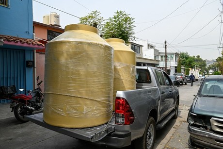 Apoyan a vecinos por crisis hídrica en Naucalpan, les entregan tinacos