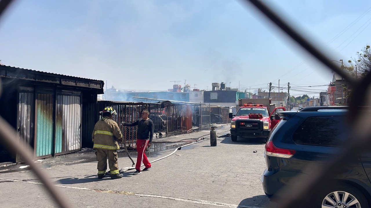 Incendio consume varios vehículos y una bodega en Metepec (VIDEO)