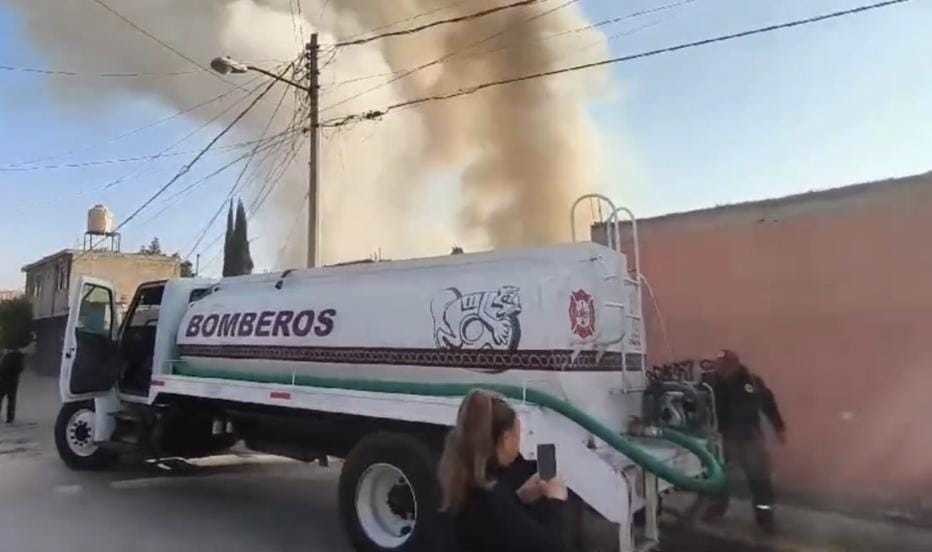Incendio consume depósito de materiales de reciclaje en Chimalhuacán