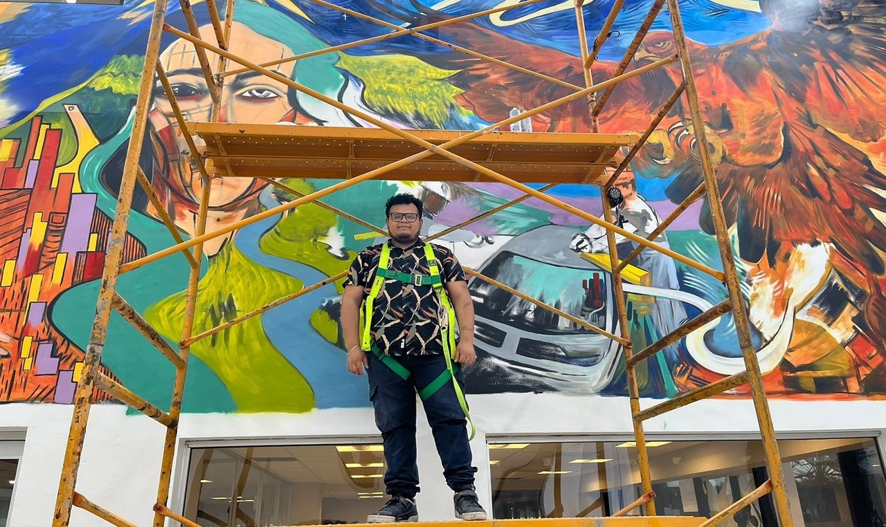 Joven realiza mural del 200 aniversario de Nuevo León