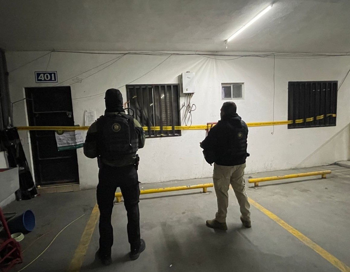 Decomisan droga, armas y chalecos tácticos tras cateos en Monterrey