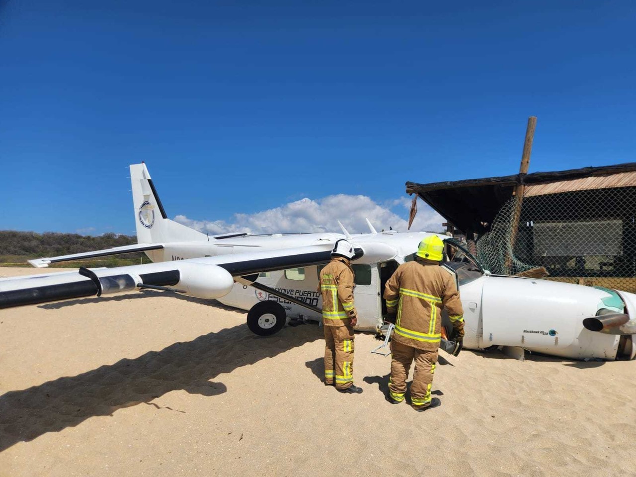 Avioneta cae en Puerto Escondido; hay un muerto y 5 lesionados (VIDEO)